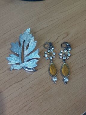 Posh Show Silver Leaf Brooch and Yellow Teardrop Crystal Earrings Set
